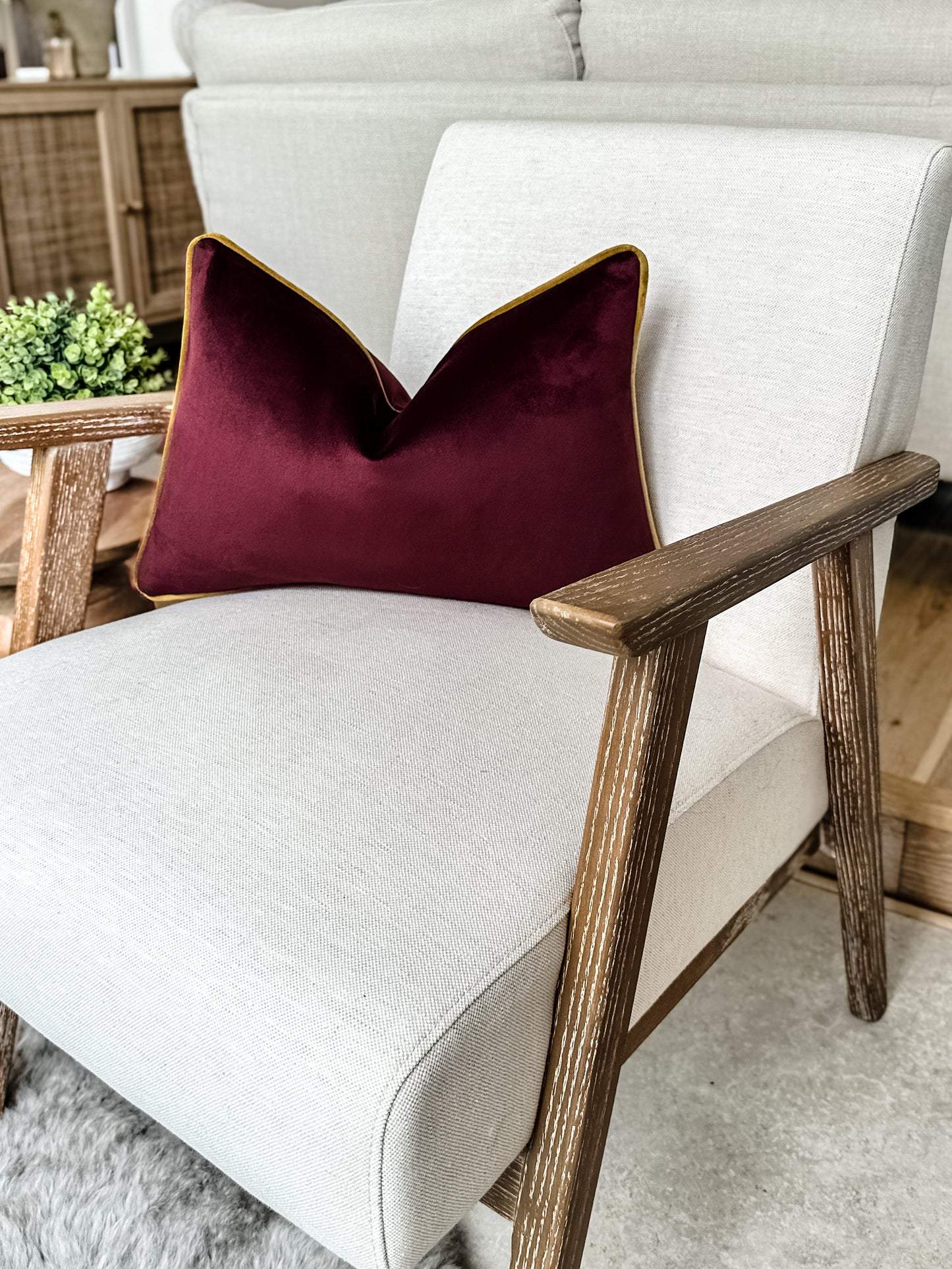 BURGUNDY VELVET | Piped cushion