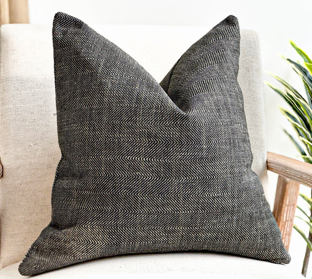 ARROW | Black herringbone cushion - Fringed or piped