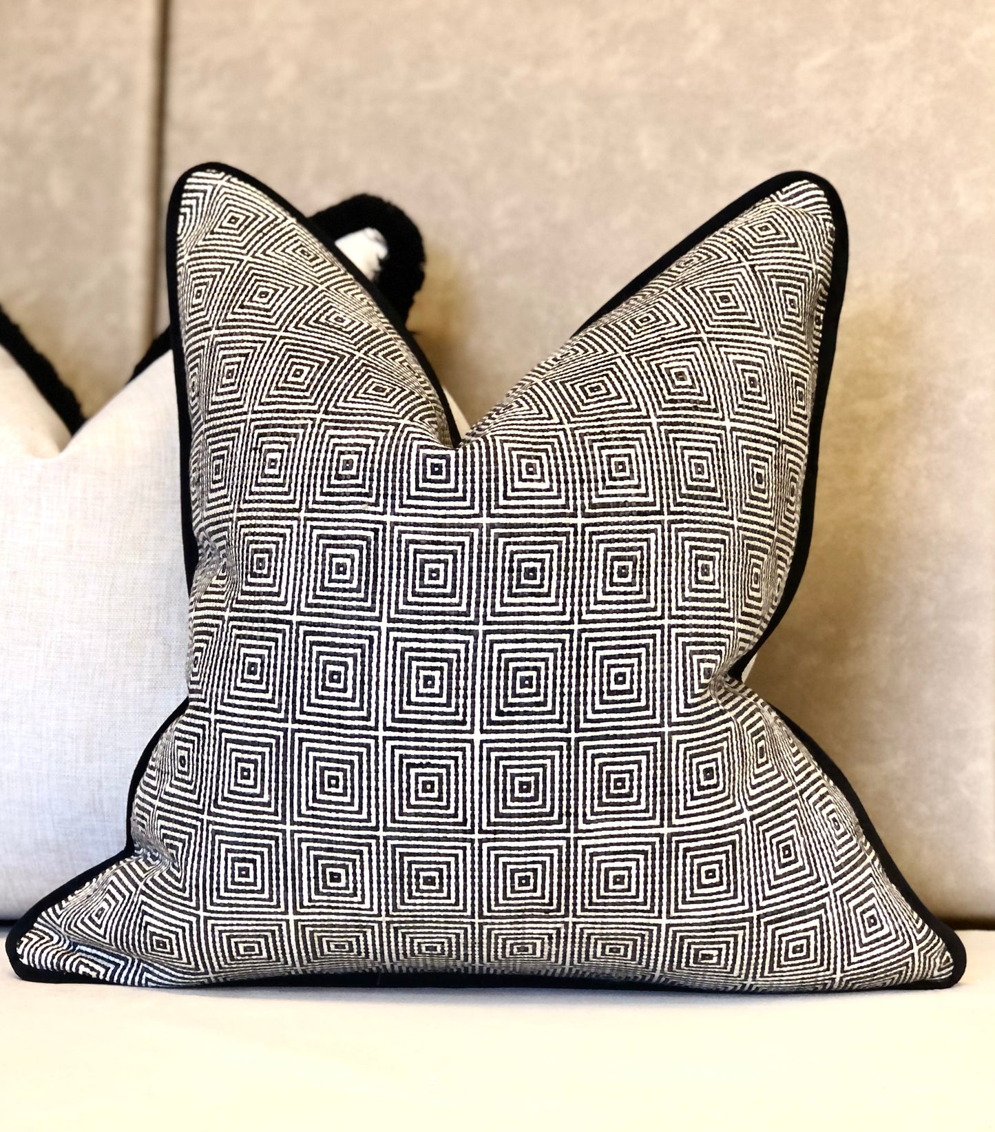 NEW ENGLAND - BLACK | Geometric Cushion