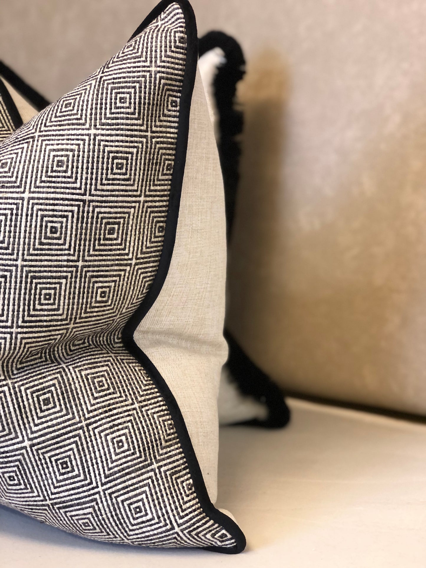 NEW ENGLAND - BLACK | Geometric Cushion