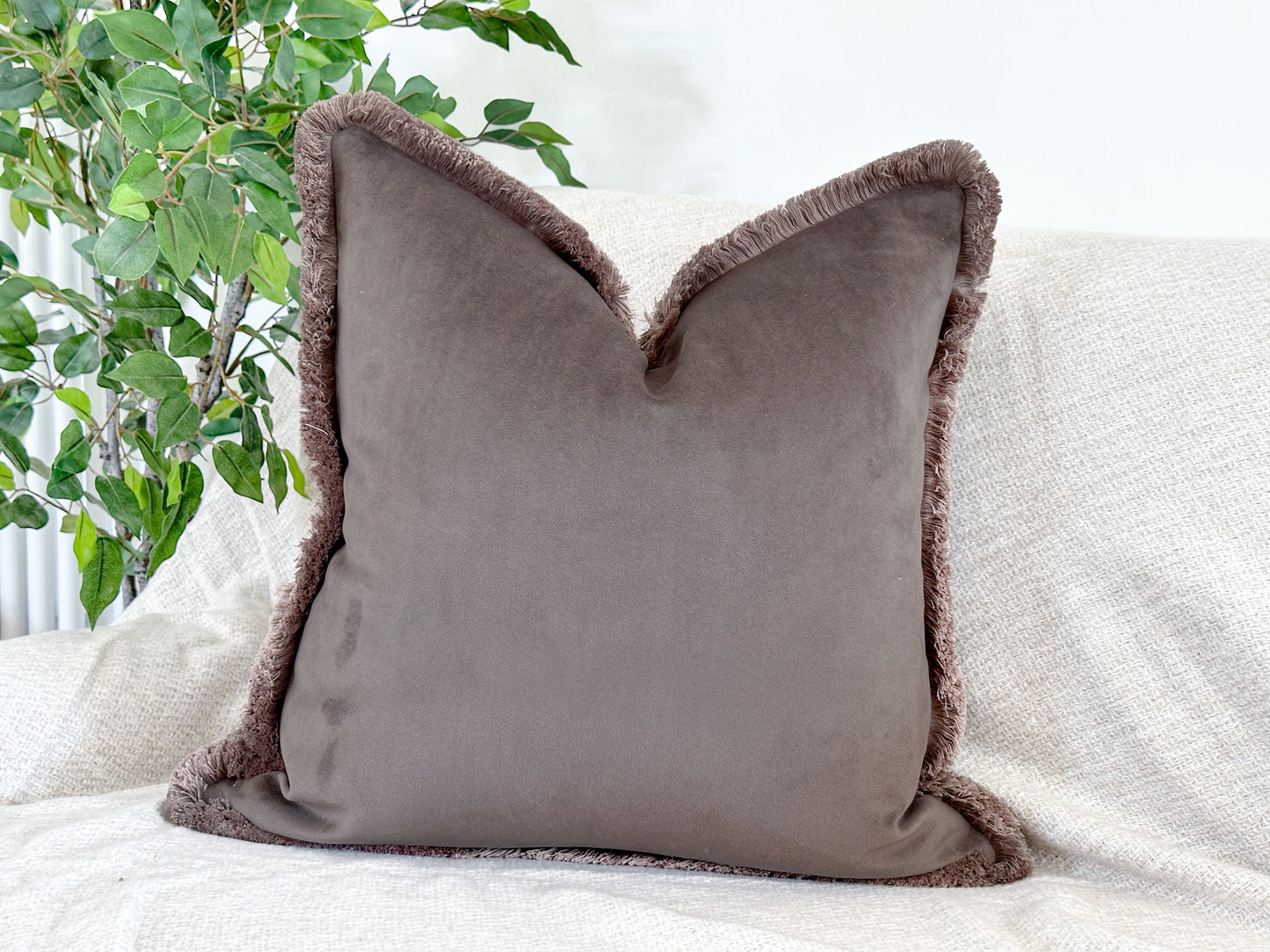 MOLE VELVET | Fringed cushion
